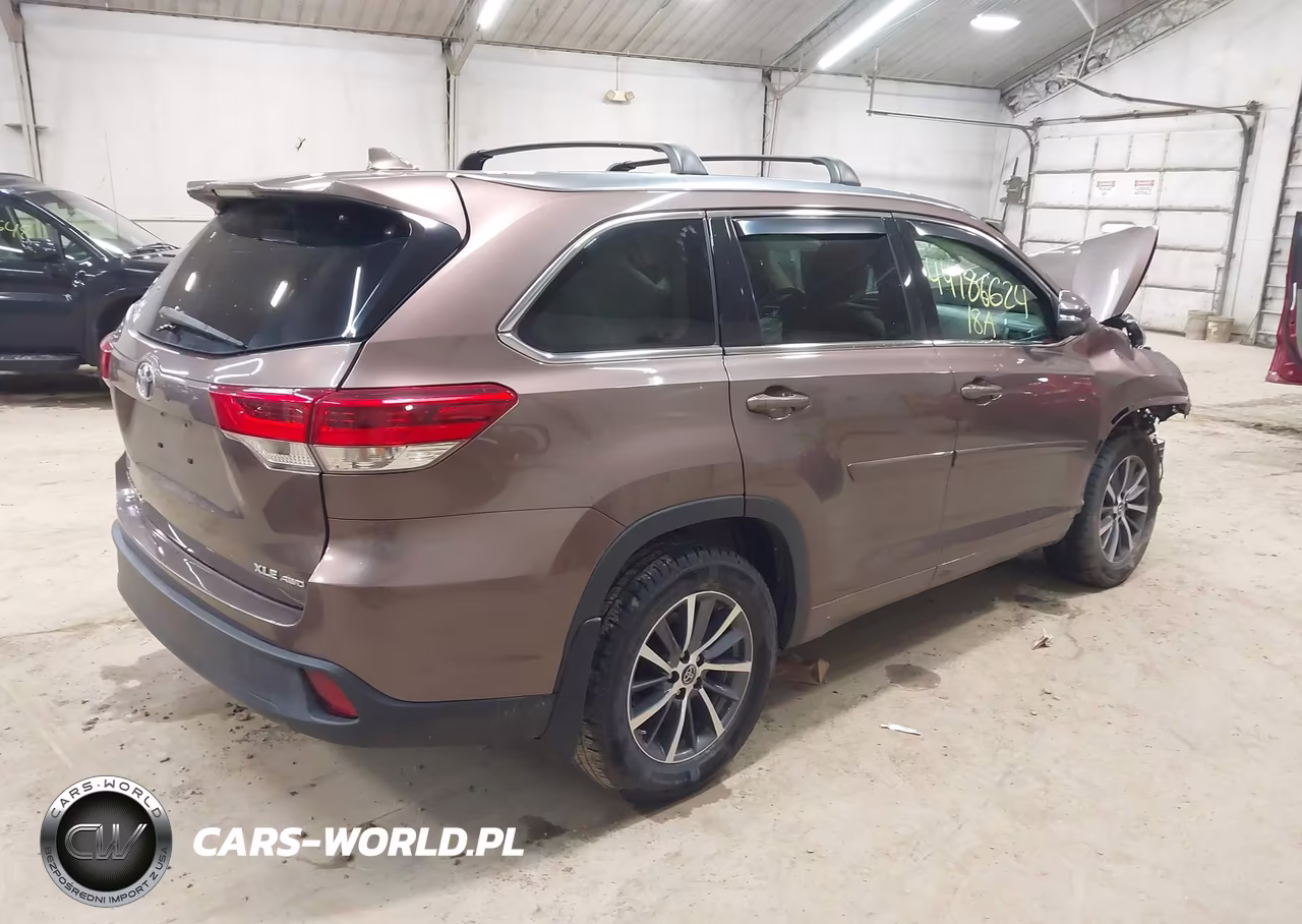 2018 Toyota Highlander Xle VIN:5TDJZRFH2JS840372 - 4