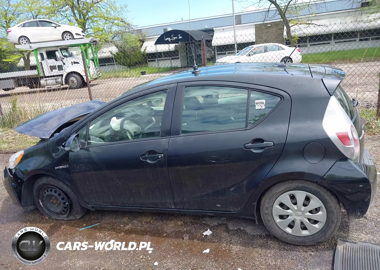 2014 Toyota Prius C Two VIN:JTDKDTB33E1565091 - 14