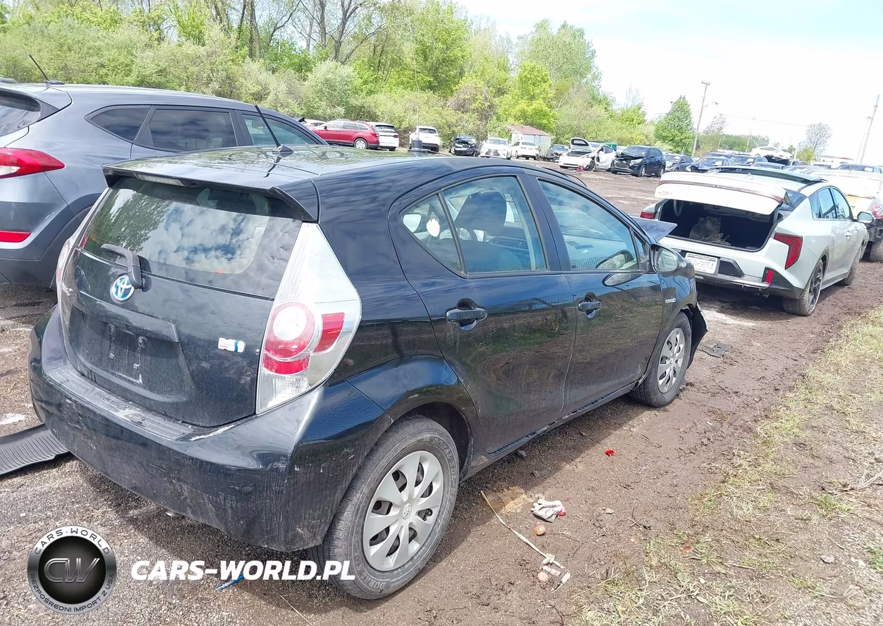 2014 Toyota Prius C Two VIN:JTDKDTB33E1565091 - 4