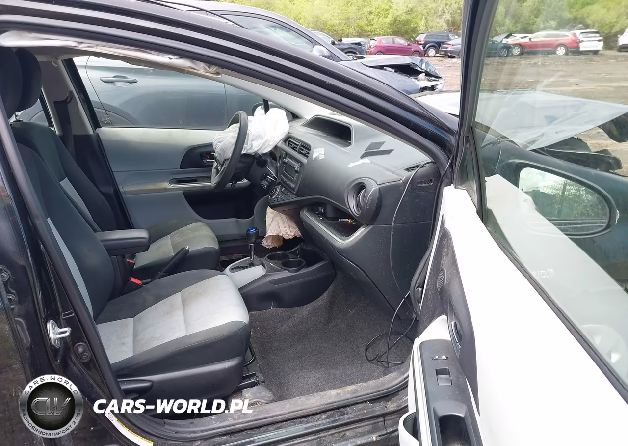 2014 Toyota Prius C Two VIN:JTDKDTB33E1565091 - 5
