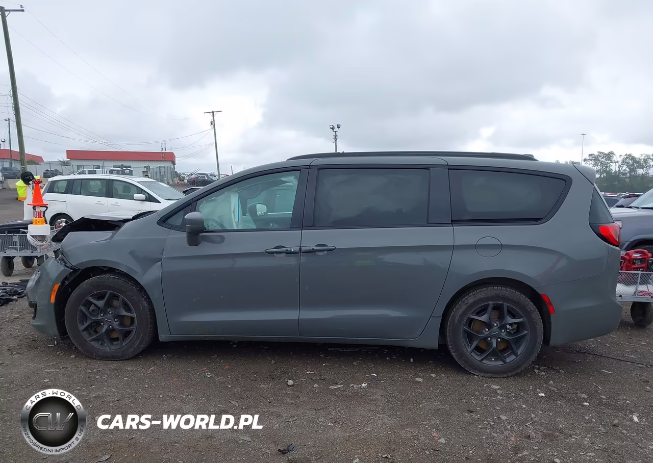 2020 Chrysler Pacifica Touring L Plus VIN:2C4RC1EG5LR282852 - 15
