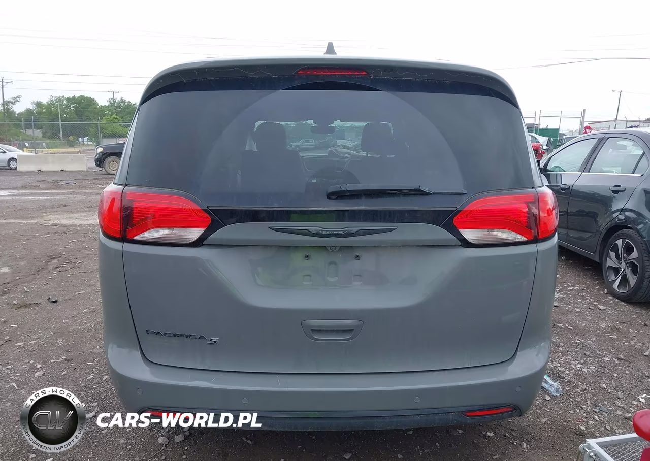 2020 Chrysler Pacifica Touring L Plus VIN:2C4RC1EG5LR282852 - 17
