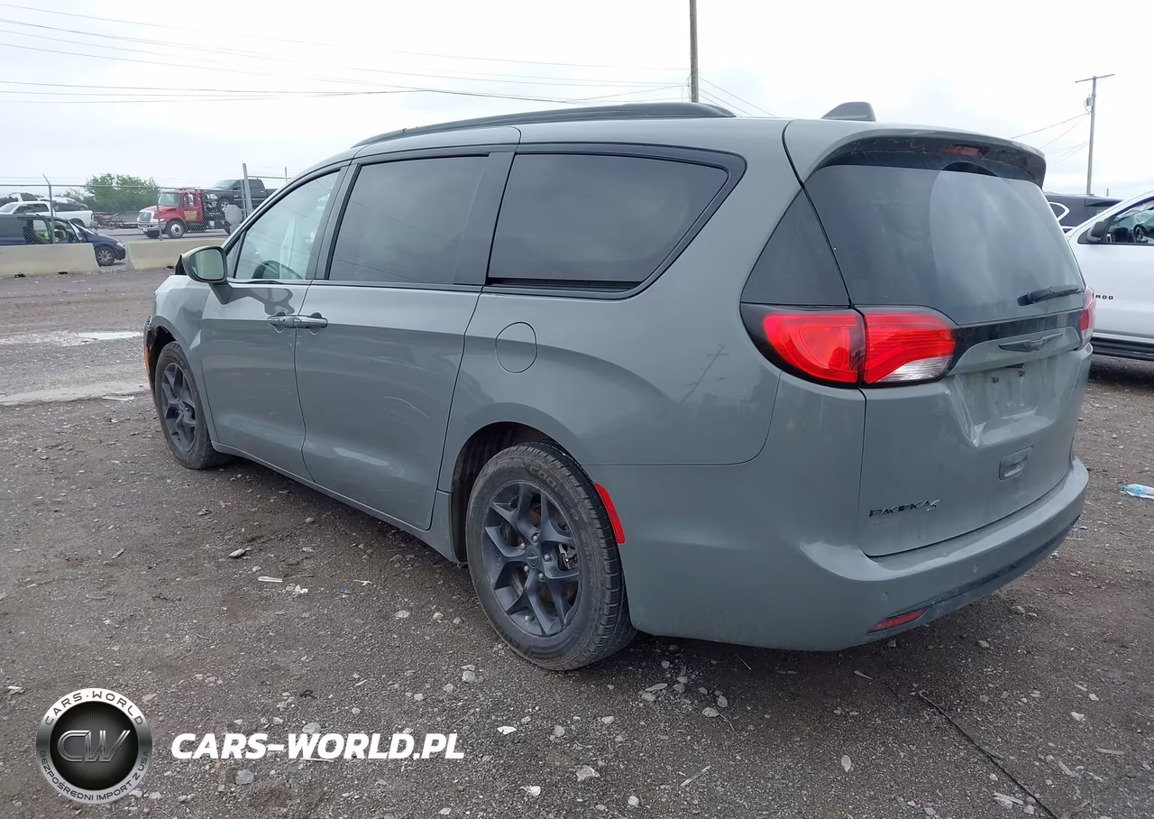 2020 Chrysler Pacifica Touring L Plus VIN:2C4RC1EG5LR282852 - 3