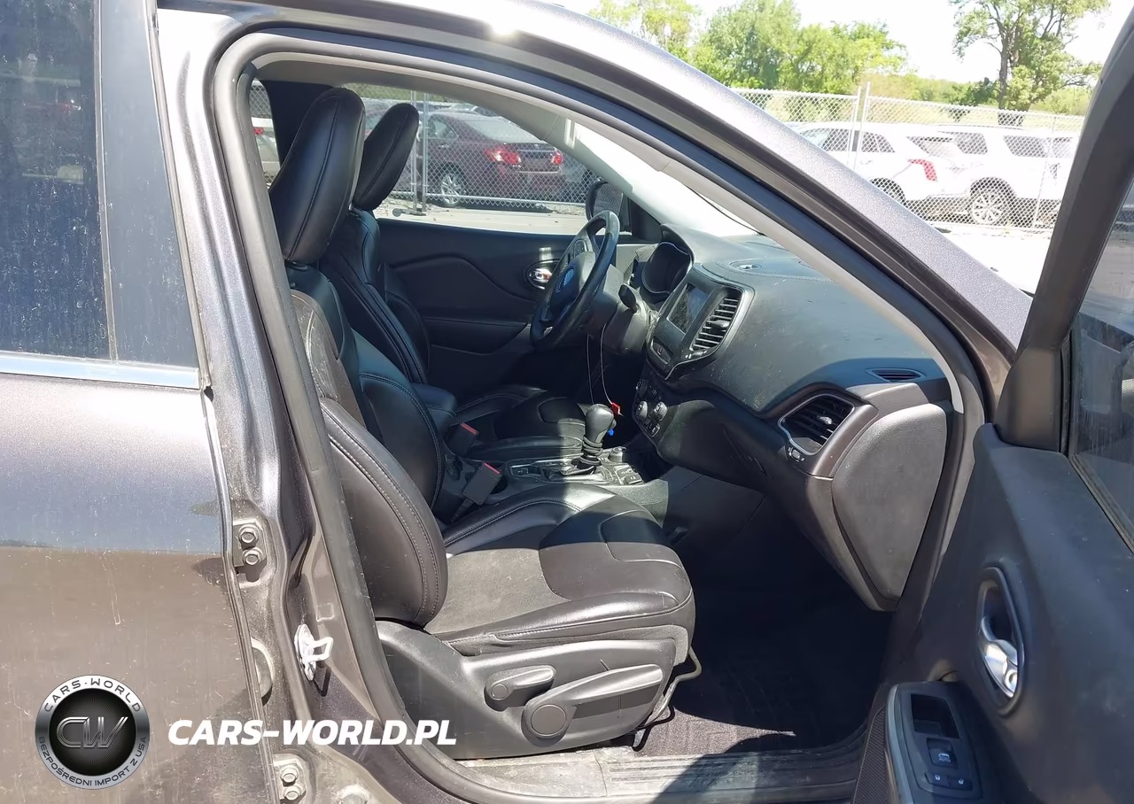 2019 Jeep Cherokee Latitude Plus 4X4 VIN:1C4PJMLX5KD270509 - 5