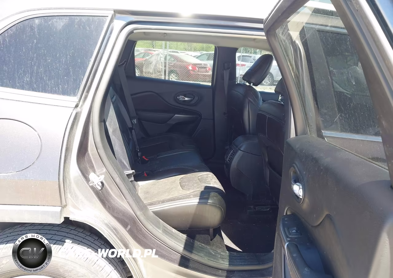 2019 Jeep Cherokee Latitude Plus 4X4 VIN:1C4PJMLX5KD270509 - 8