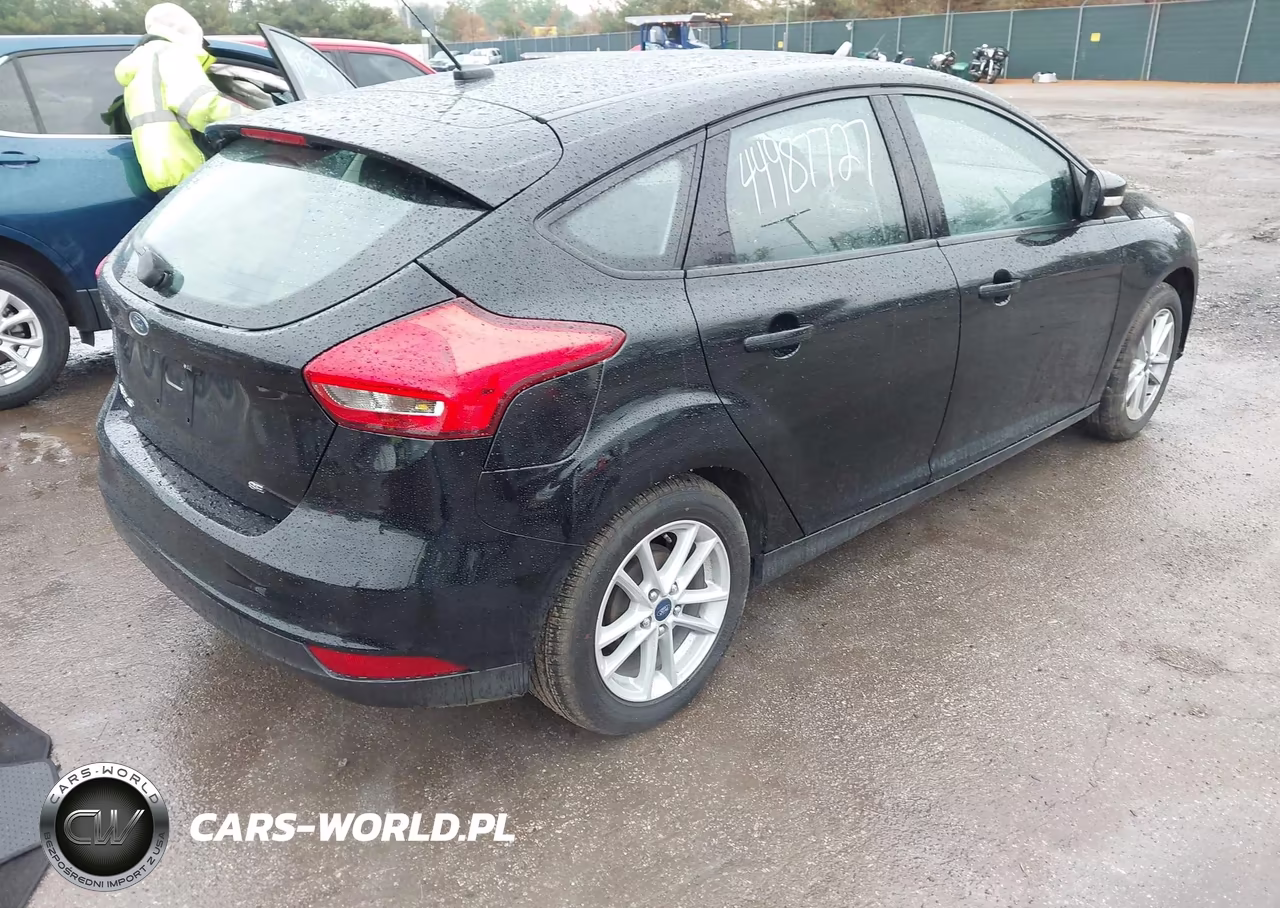 2017 Ford Focus Se VIN:1FADP3K25HL294833 - 4