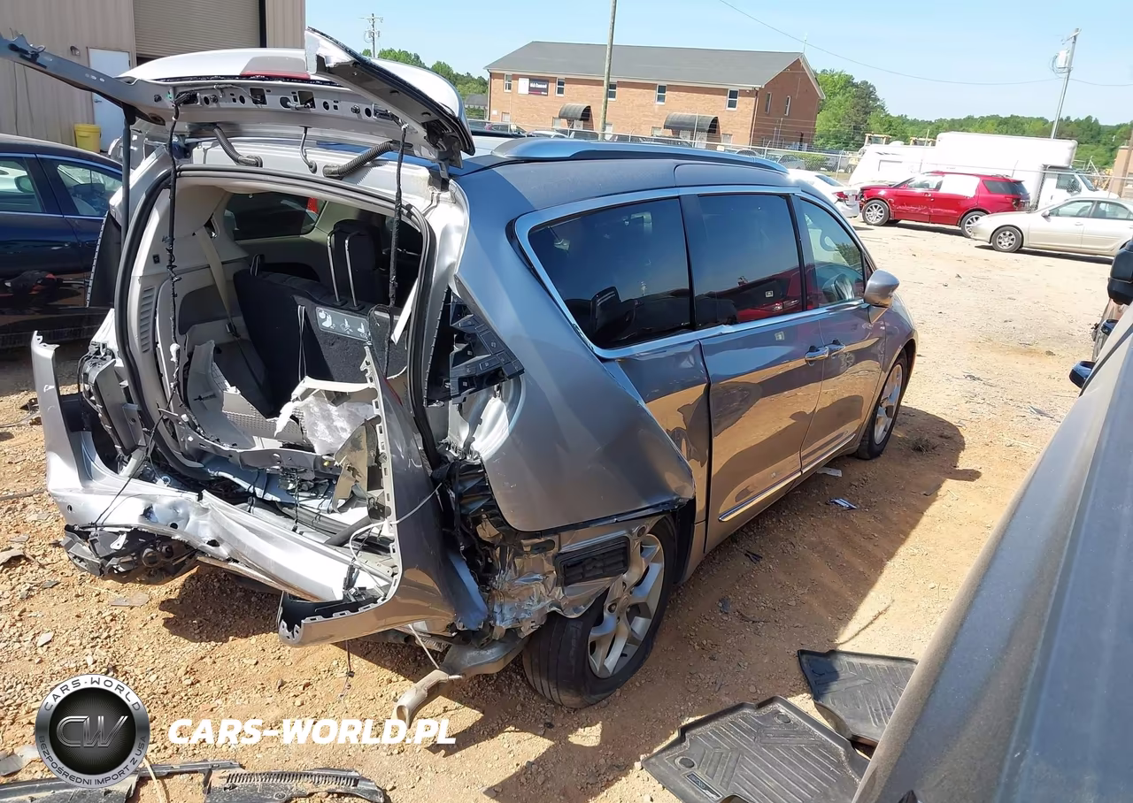 2019 Chrysler Pacifica Touring L Plus VIN:2C4RC1EGXKR629798 - 4