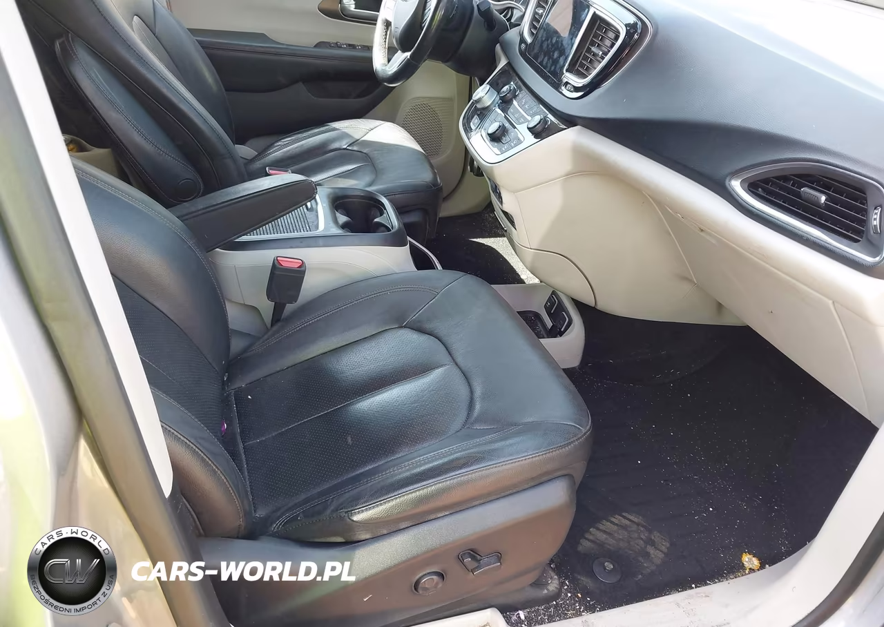 2019 Chrysler Pacifica Touring L Plus VIN:2C4RC1EGXKR629798 - 5