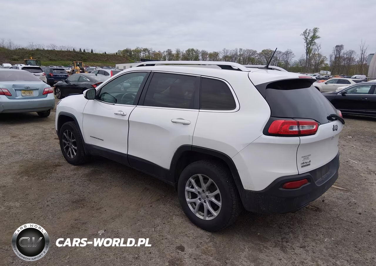 2015 Jeep Cherokee Latitude VIN:1C4PJMCB9FW758246 - 3