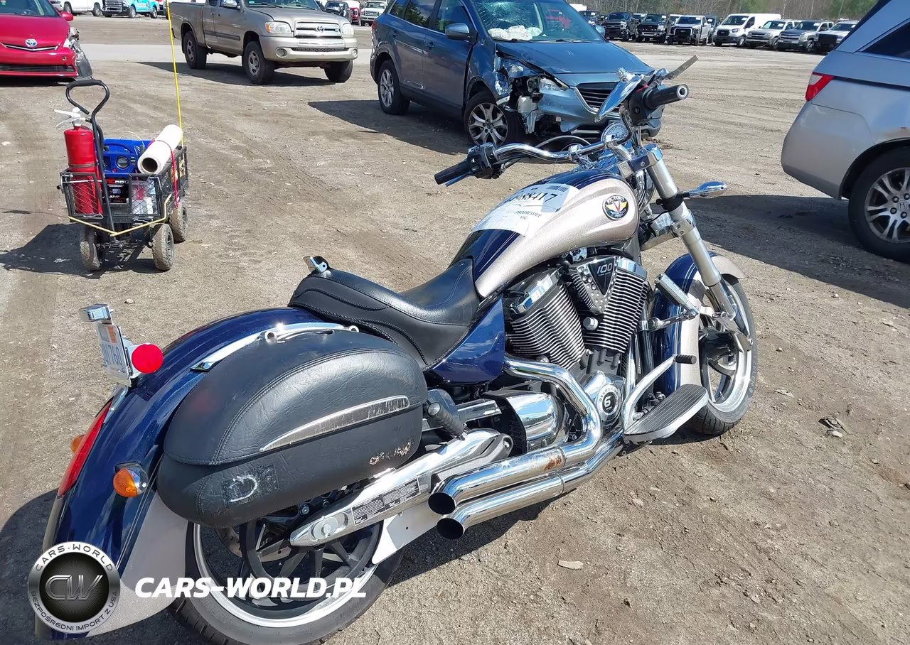 2010 Victory Motorcycles Kingpin VIN:5VPCB26D6A3001152 - 4