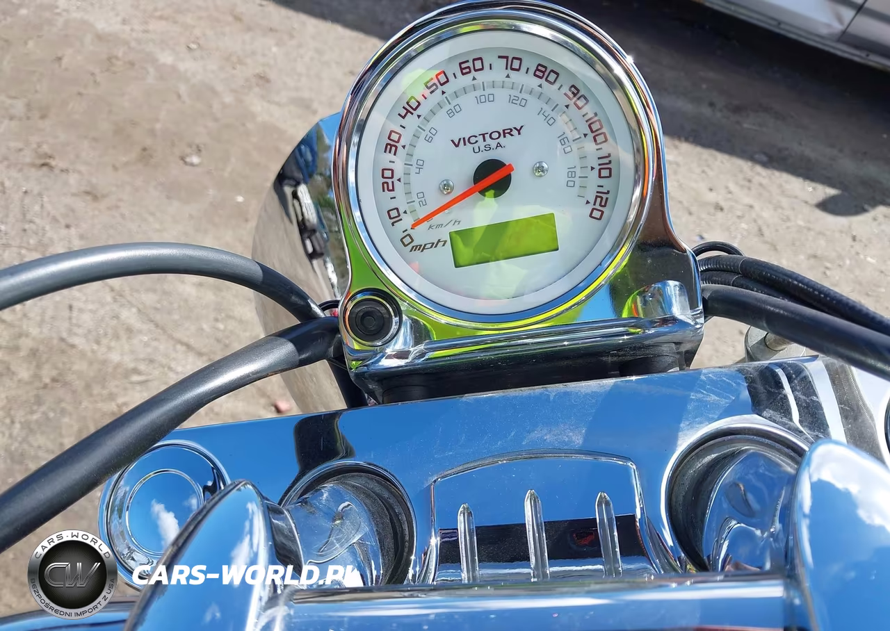 2010 Victory Motorcycles Kingpin VIN:5VPCB26D6A3001152 - 7