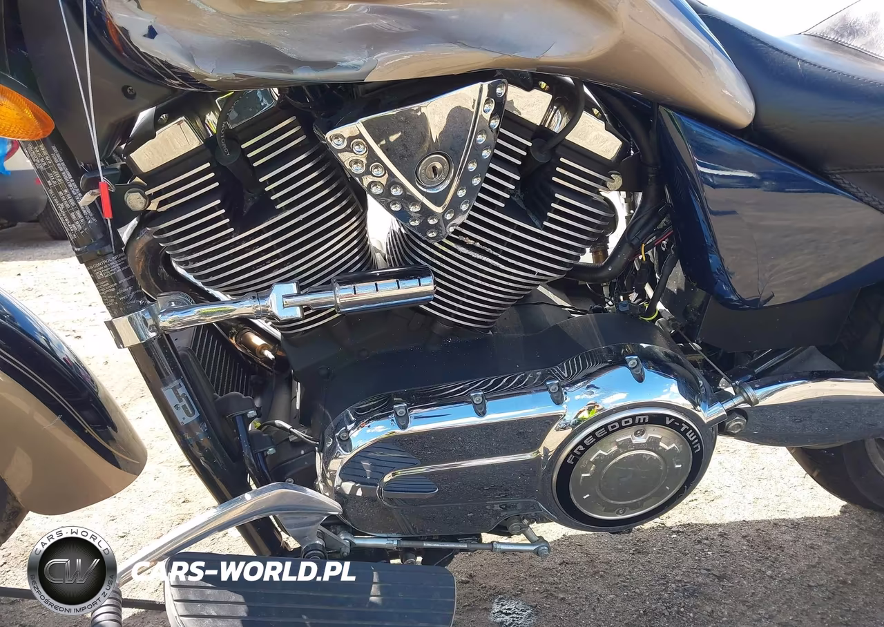 2010 Victory Motorcycles Kingpin VIN:5VPCB26D6A3001152 - 9