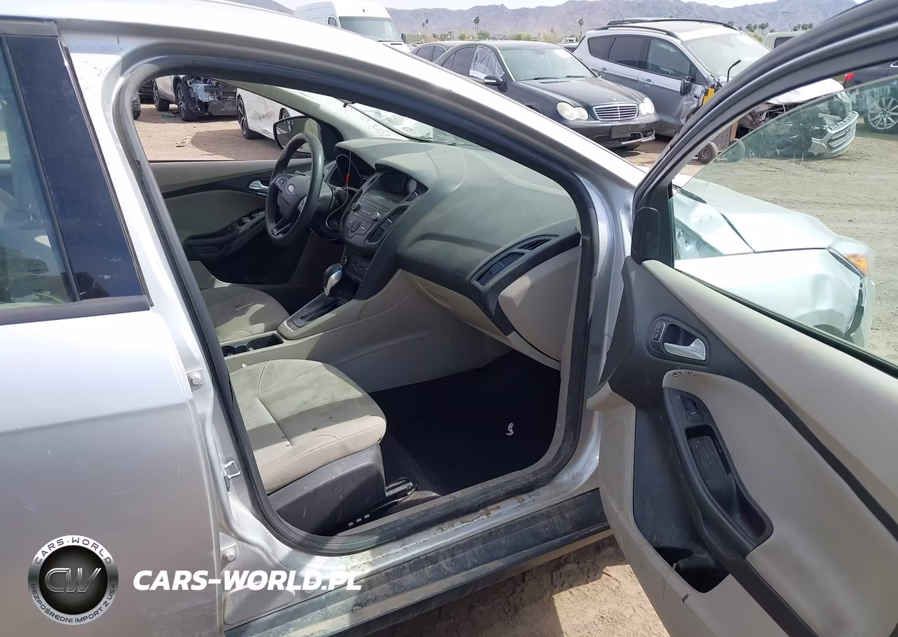 2018 Ford Focus Se VIN:1FADP3F25JL225317 - 5