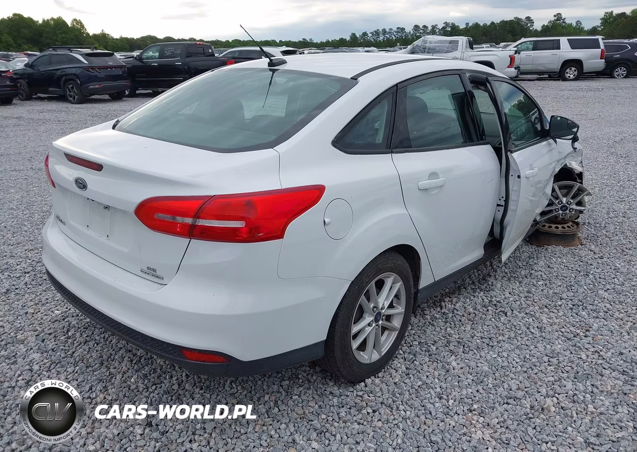 2016 Ford Focus Se VIN:1FADP3F29GL259530 - 4