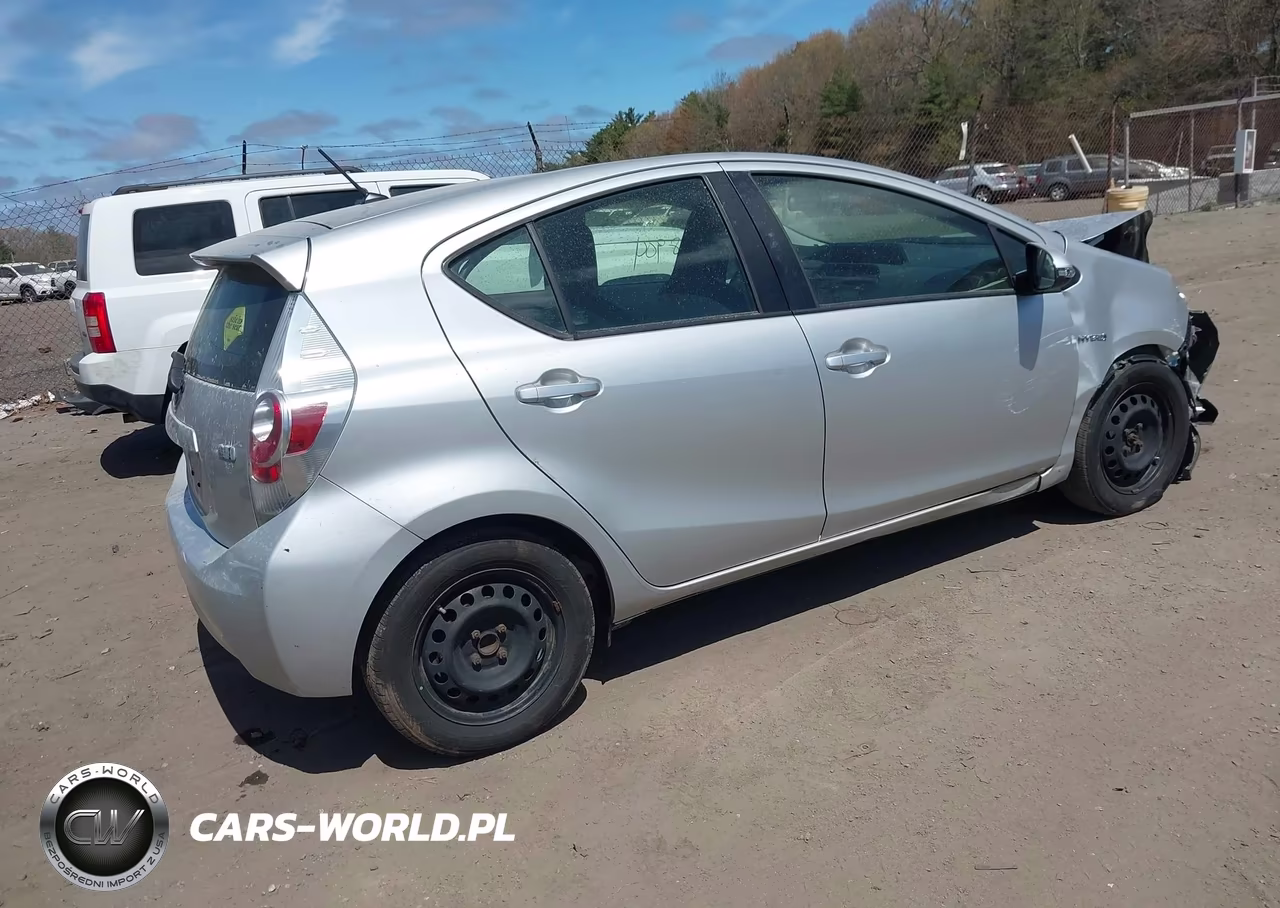 2014 Toyota Prius C One VIN:JTDKDTB3XE1572118 - 4