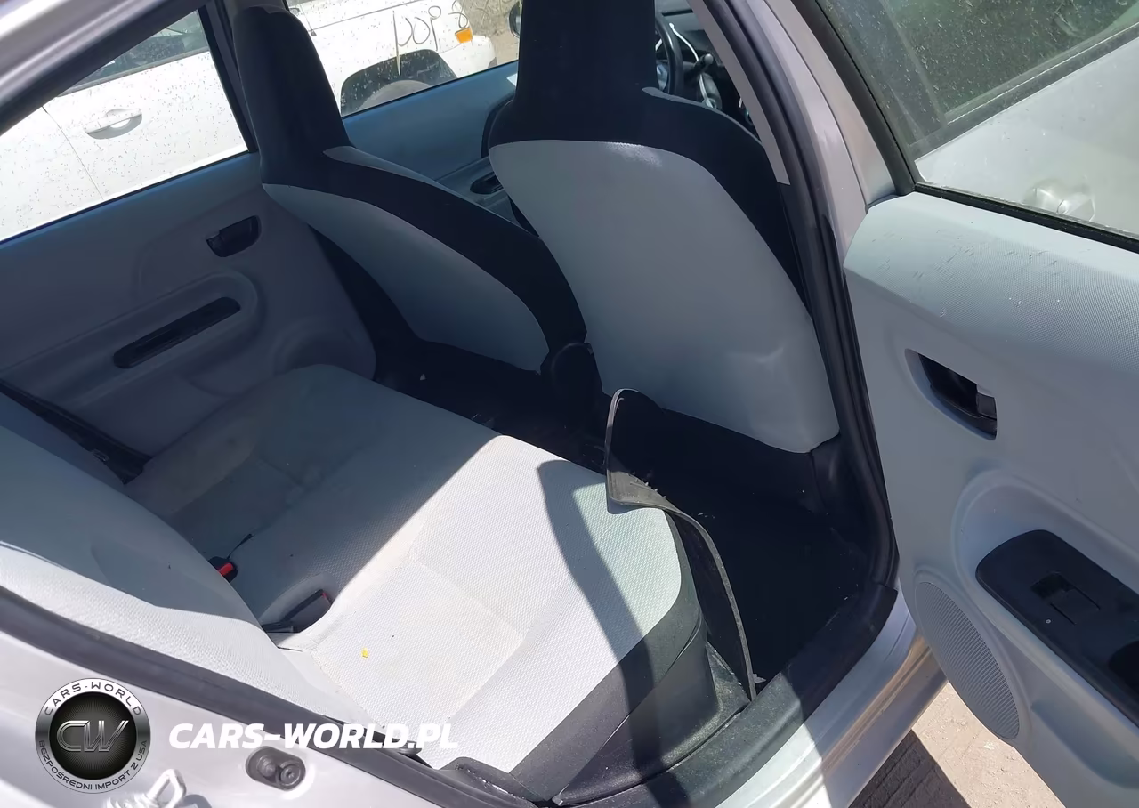 2014 Toyota Prius C One VIN:JTDKDTB3XE1572118 - 8