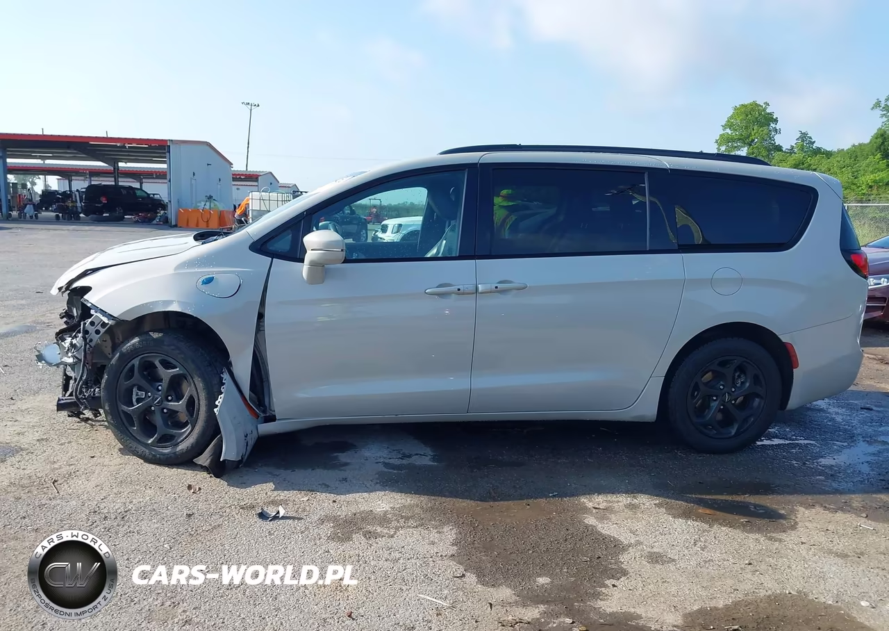 2021 Chrysler Pacifica Hybrid Limited VIN:2C4RC1S7XMR577113 - 15