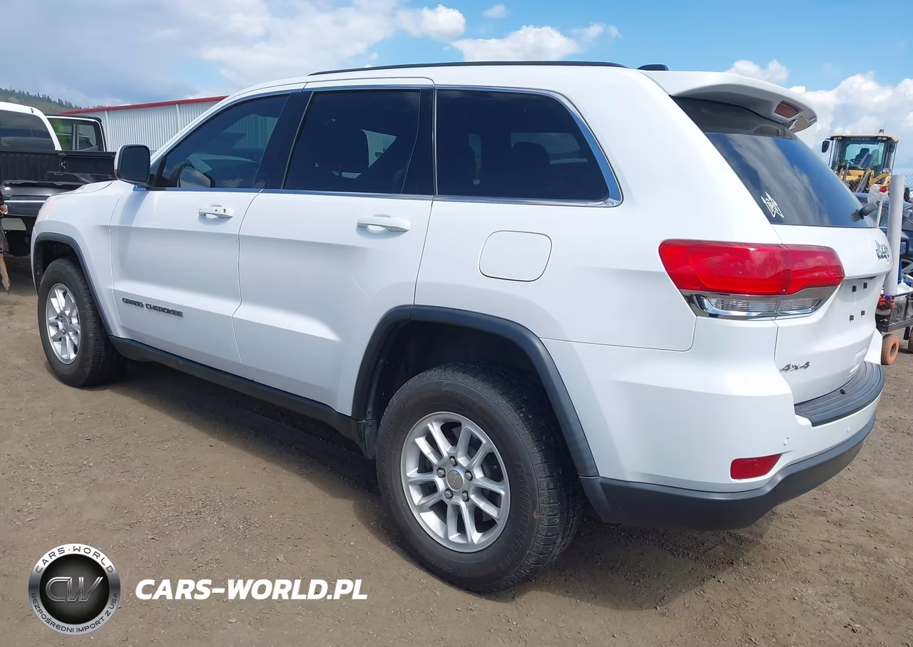 2018 Jeep Grand Cherokee Laredo 4X4 VIN:1C4RJFAG4JC207266 - 3