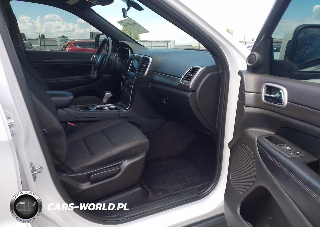 2018 Jeep Grand Cherokee Laredo 4X4 VIN:1C4RJFAG4JC207266 - 5