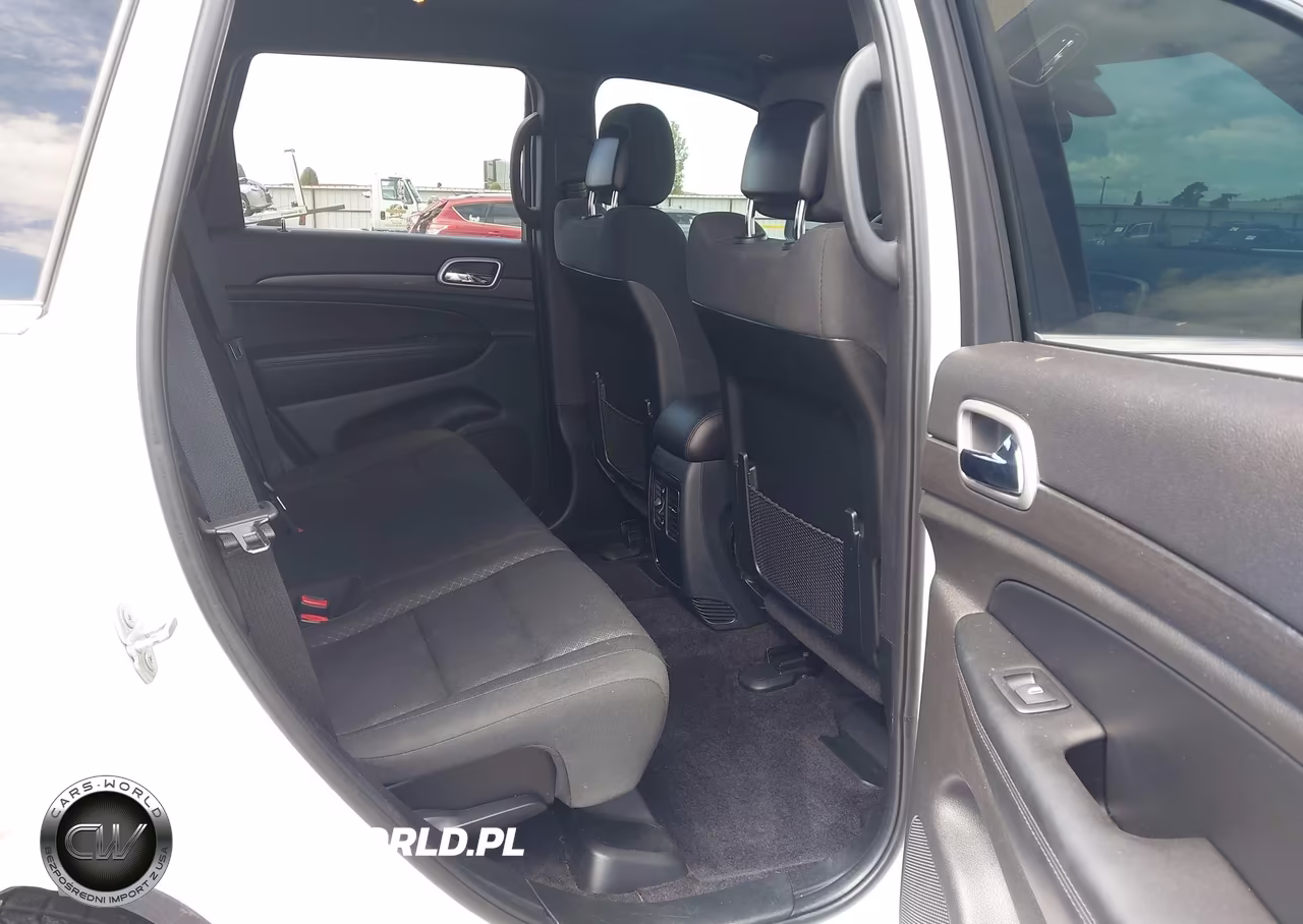 2018 Jeep Grand Cherokee Laredo 4X4 VIN:1C4RJFAG4JC207266 - 8