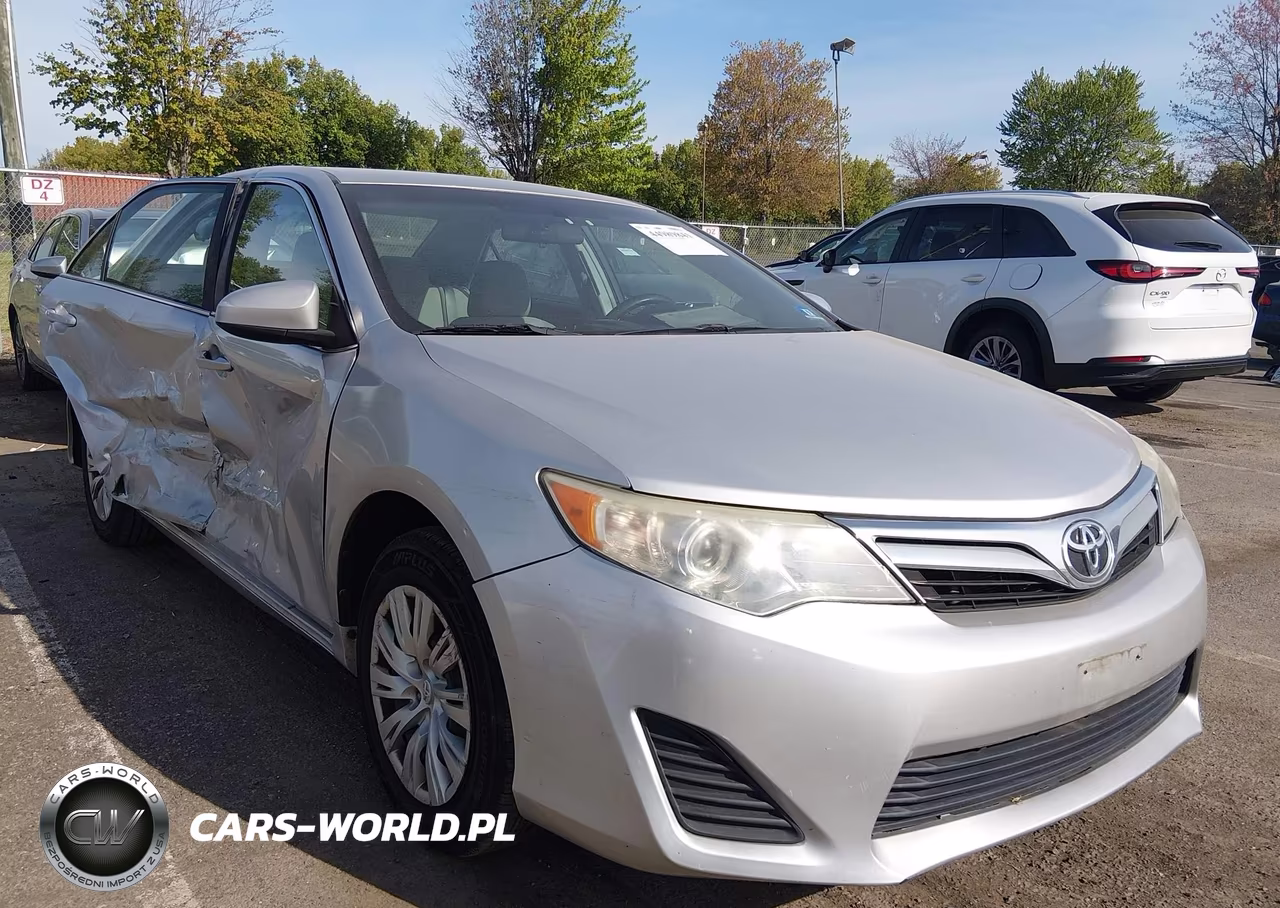 2014 Toyota Camry Le – zdjęcie 1 z 16