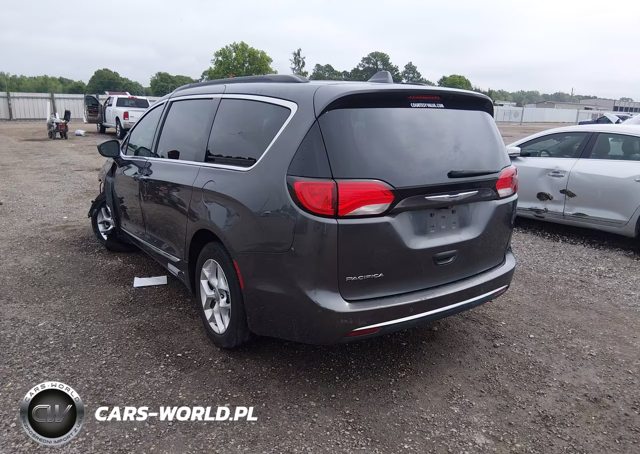 2017 Chrysler Pacifica Touring-L VIN:2C4RC1BG1HR611235 - 3