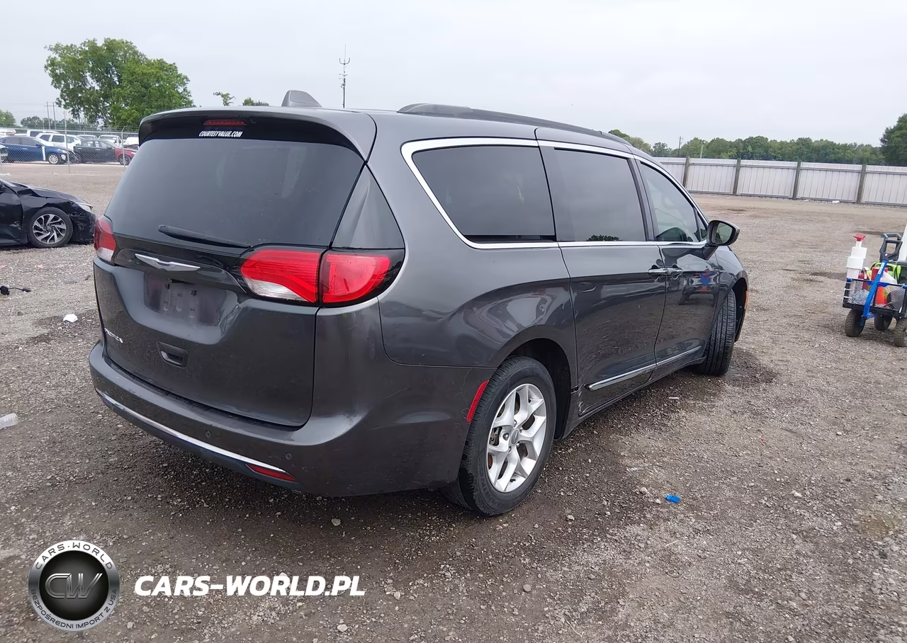 2017 Chrysler Pacifica Touring-L VIN:2C4RC1BG1HR611235 - 4