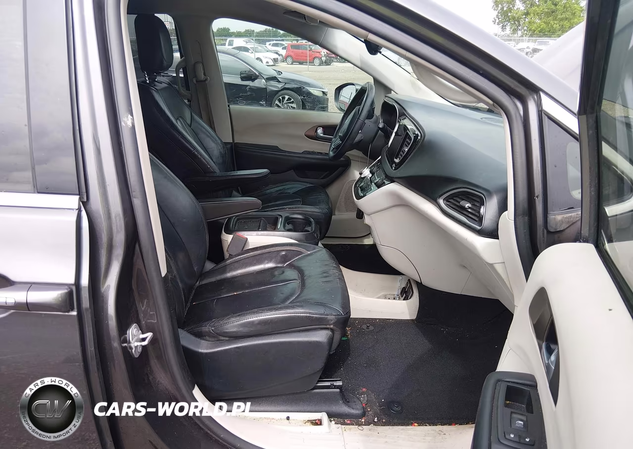 2017 Chrysler Pacifica Touring-L VIN:2C4RC1BG1HR611235 - 5