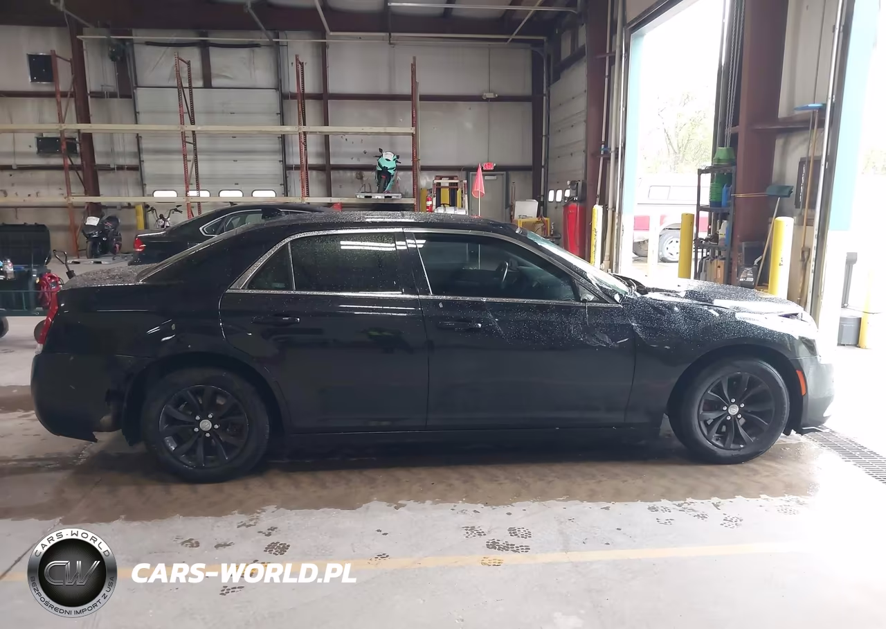 2018 Chrysler 300 Touring VIN:2C3CCAAG9JH299530 - 13