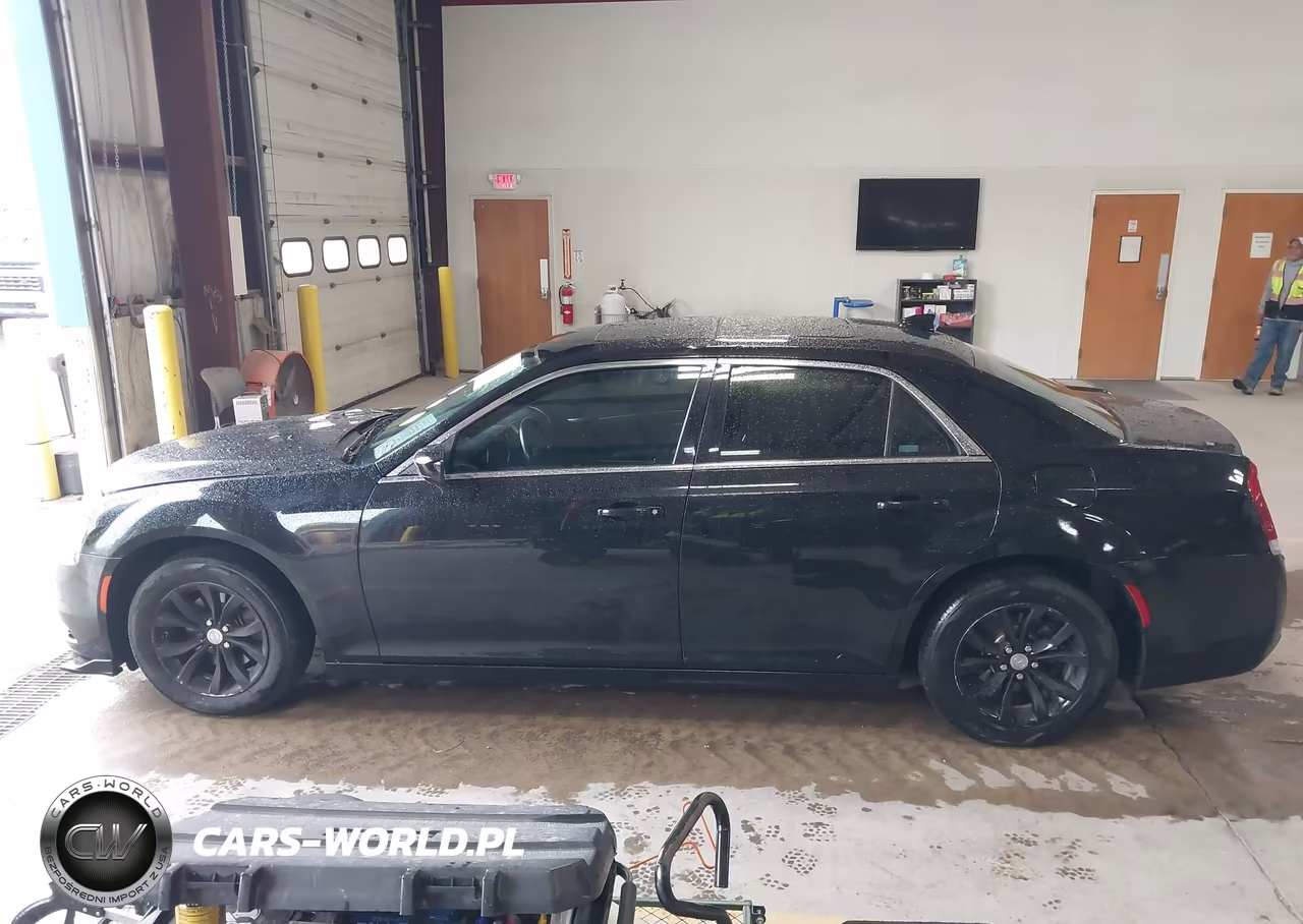 2018 Chrysler 300 Touring VIN:2C3CCAAG9JH299530 - 14