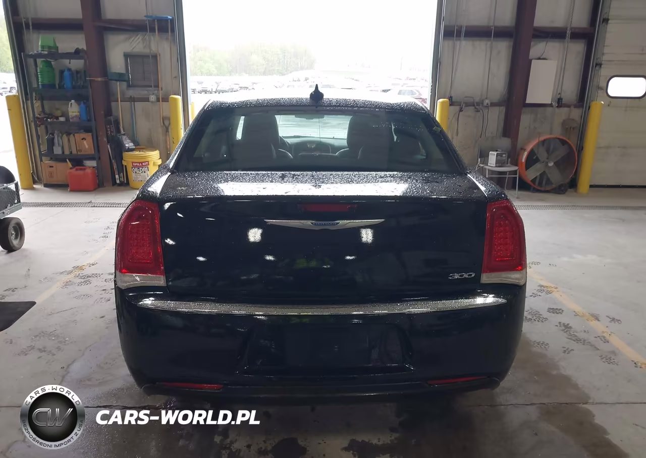 2018 Chrysler 300 Touring VIN:2C3CCAAG9JH299530 - 16