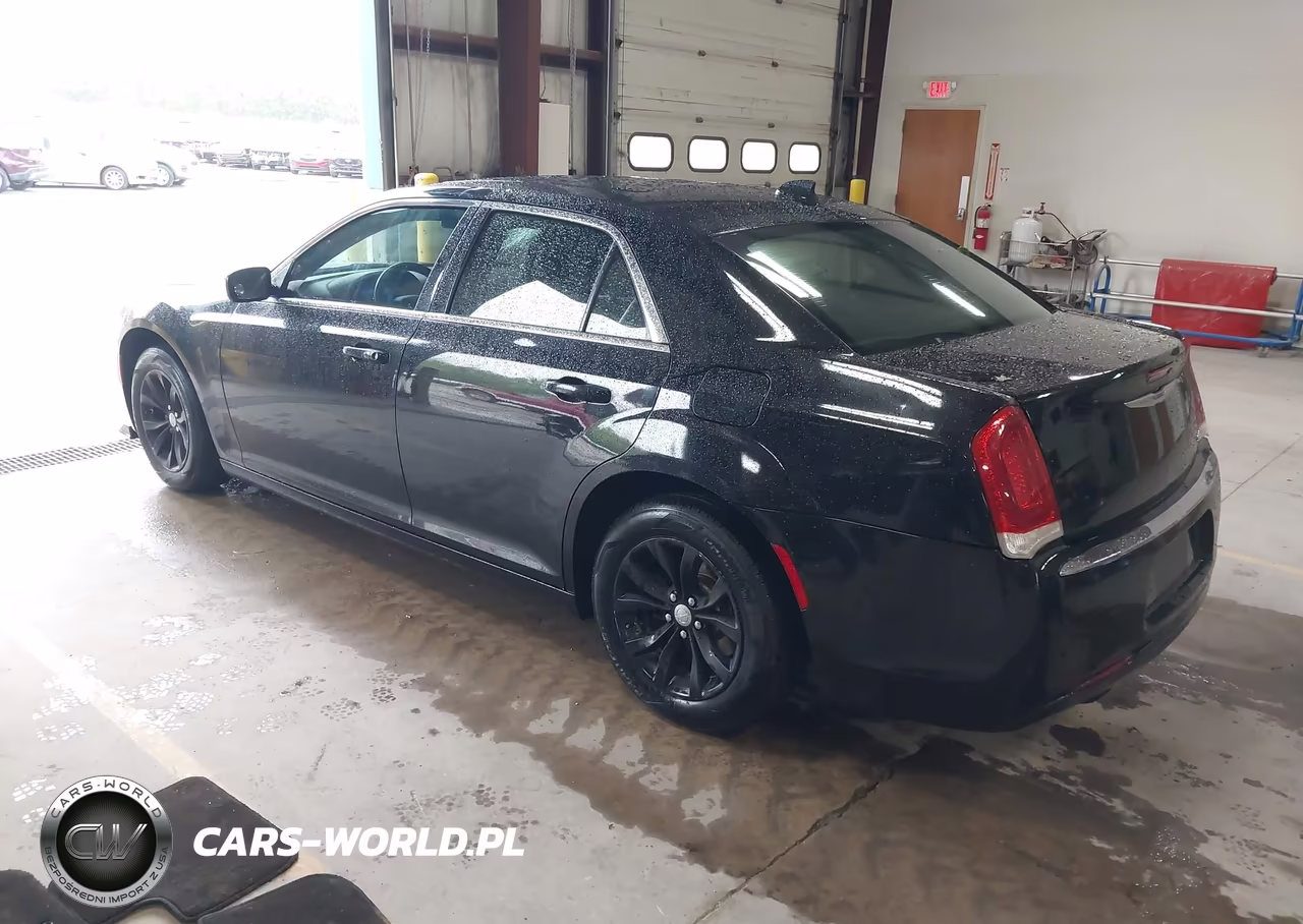 2018 Chrysler 300 Touring VIN:2C3CCAAG9JH299530 - 3