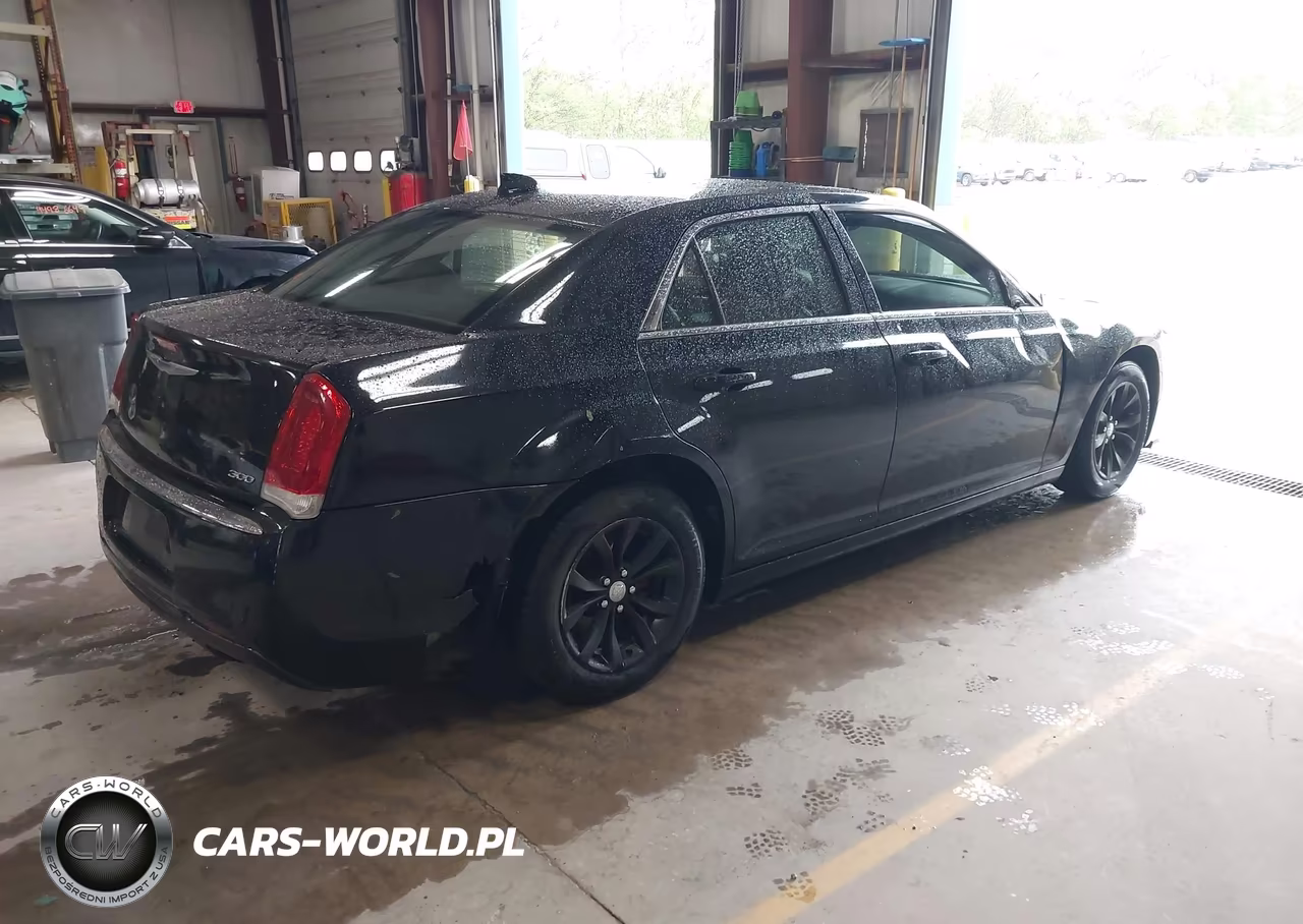 2018 Chrysler 300 Touring VIN:2C3CCAAG9JH299530 - 4