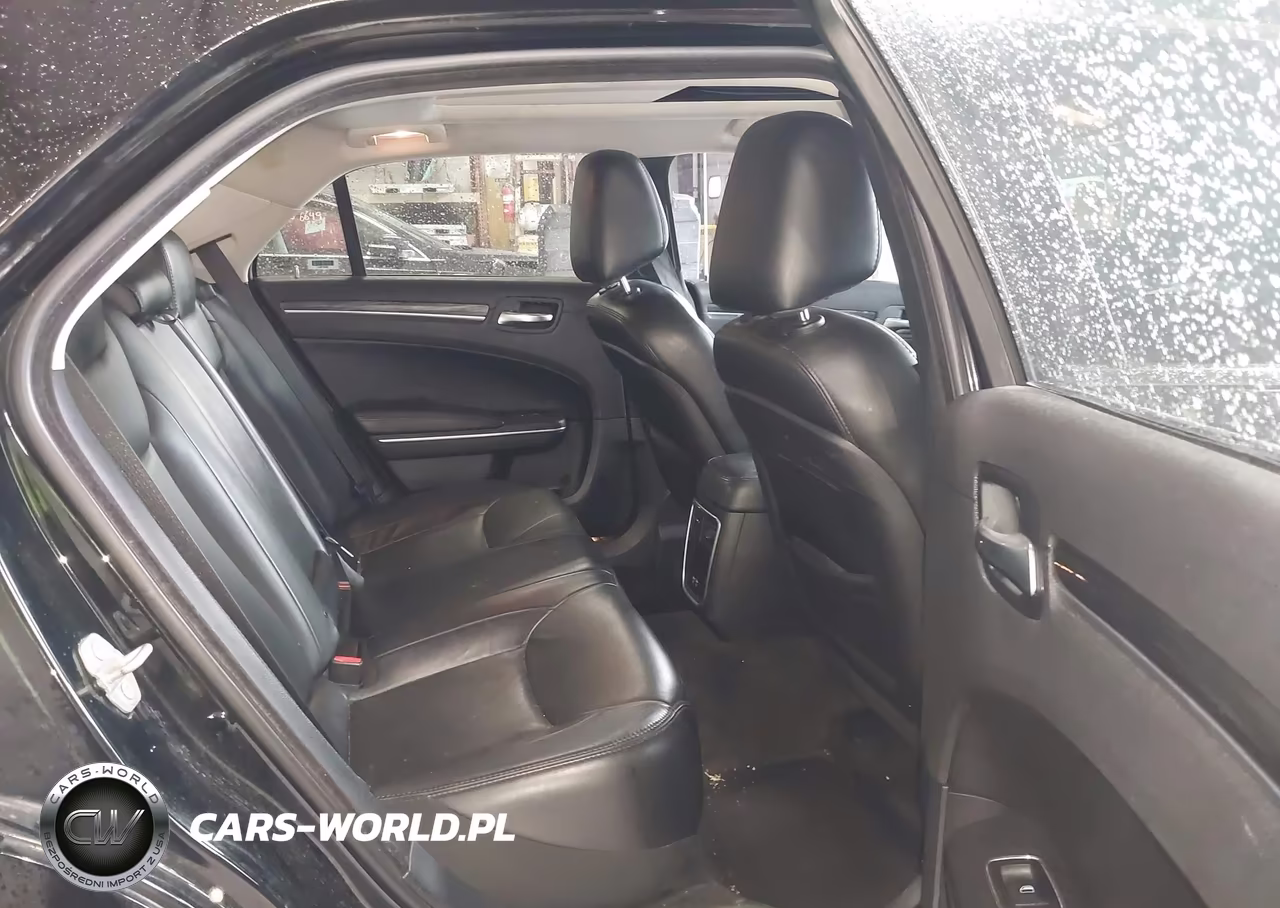 2018 Chrysler 300 Touring VIN:2C3CCAAG9JH299530 - 8
