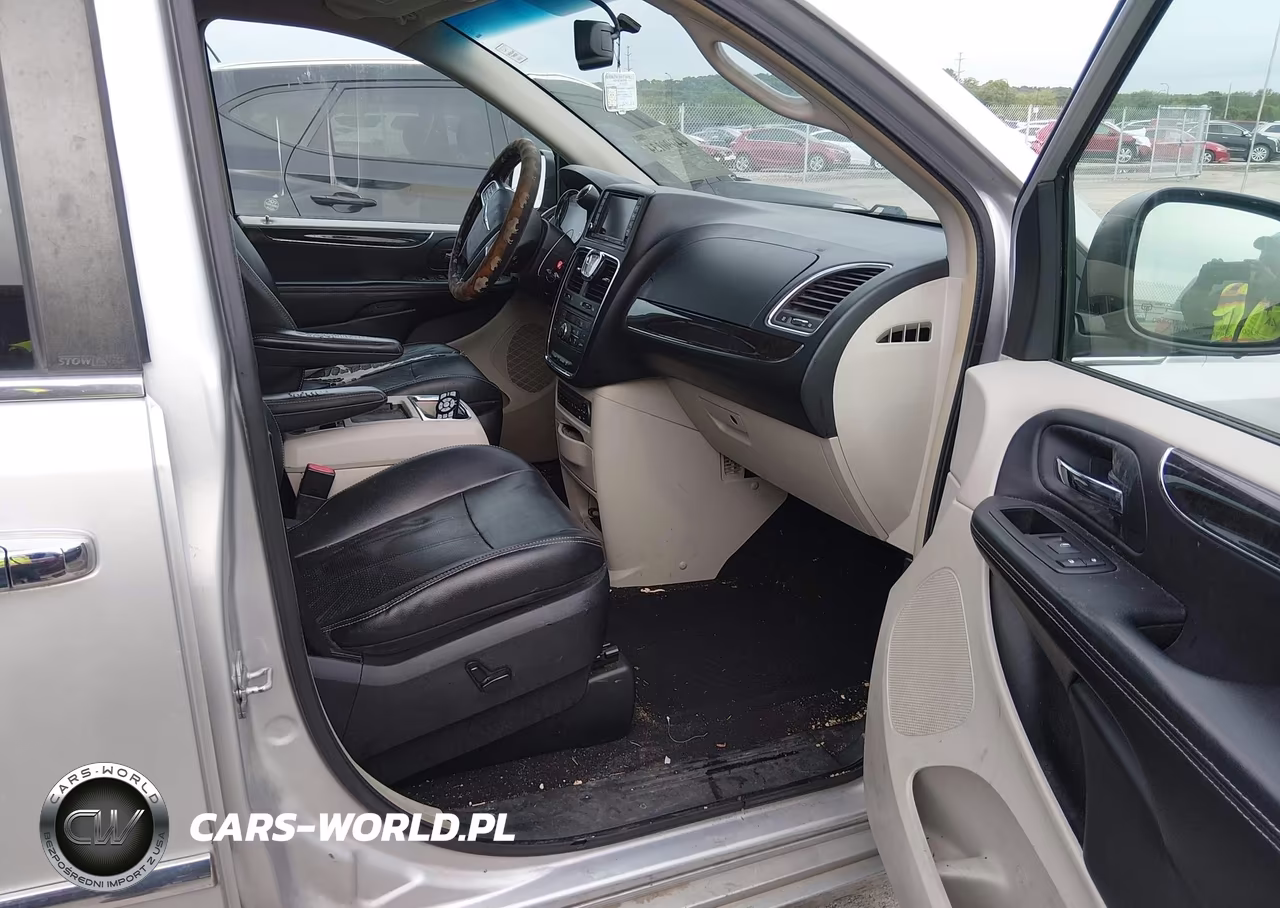 2011 Chrysler Town & Country Touring-L VIN:2A4RR8DG8BR615448 - 5