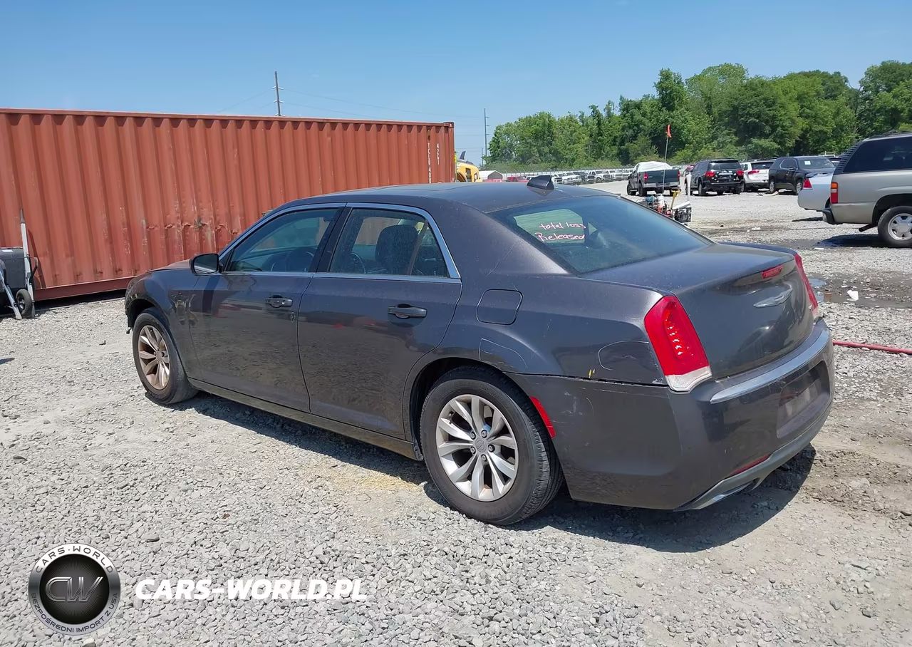 2015 Chrysler 300 Limited VIN:2C3CCAAG8FH932025 - 3