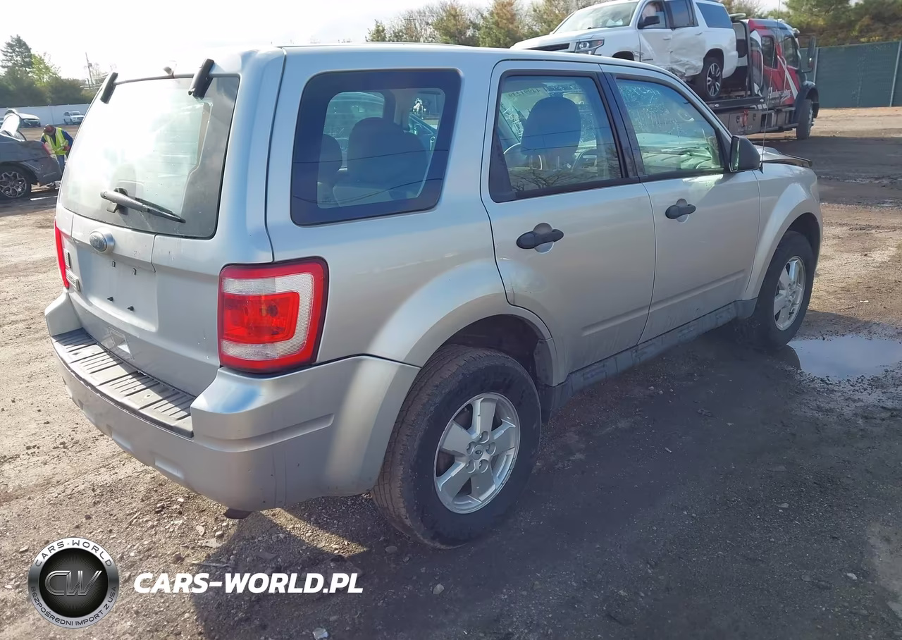 2010 Ford Escape Xls VIN:1FMCU9C79AKC63524 - 4