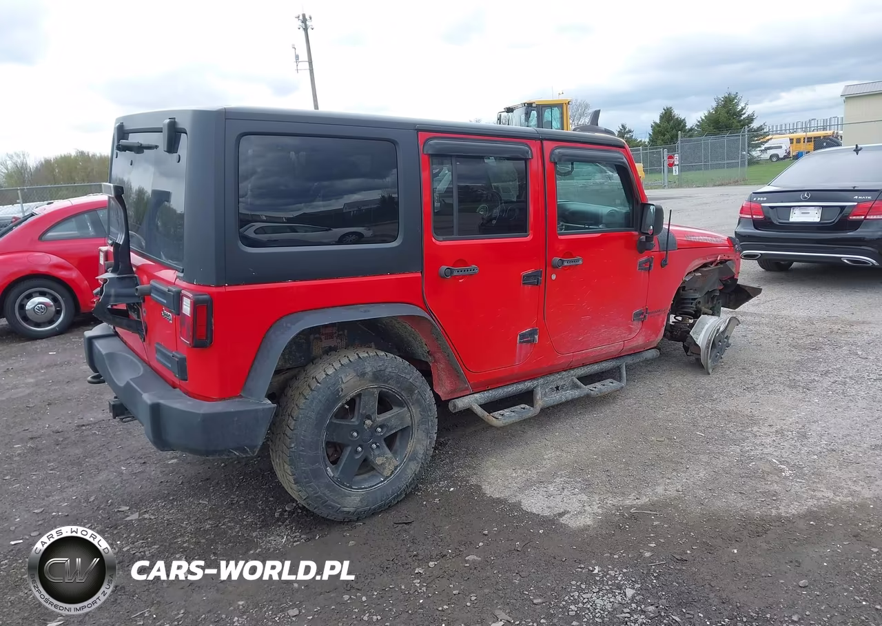 2015 Jeep Wrangler Unlimited Sport VIN:1C4BJWDGXFL555318 - 4