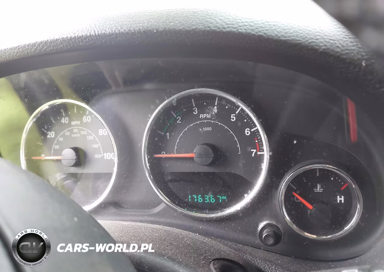 2015 Jeep Wrangler Unlimited Sport VIN:1C4BJWDGXFL555318 - 7
