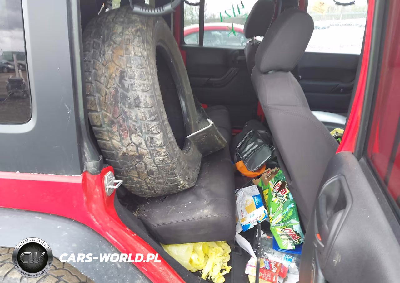 2015 Jeep Wrangler Unlimited Sport VIN:1C4BJWDGXFL555318 - 8