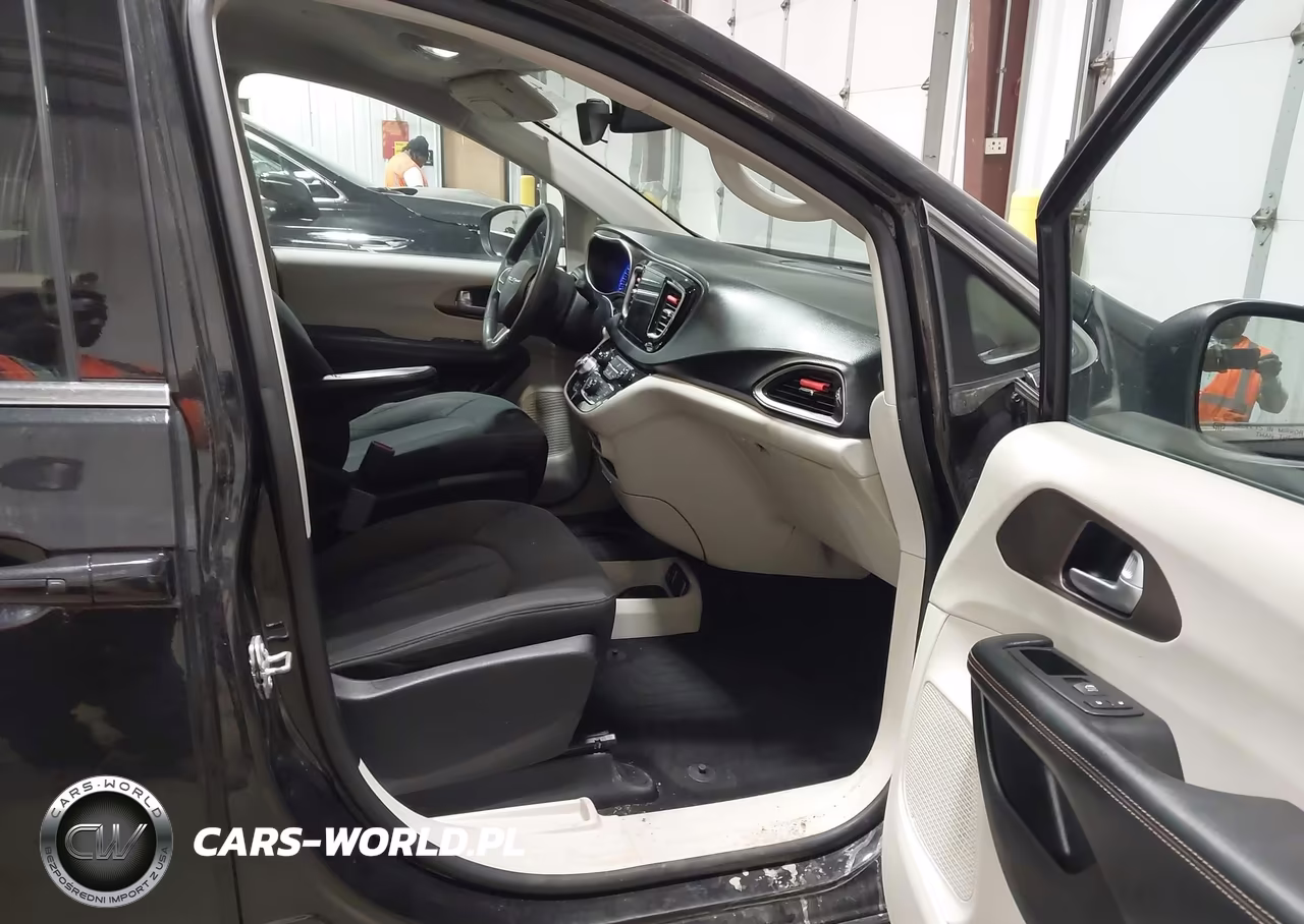 2017 Chrysler Pacifica Touring VIN:2C4RC1DG5HR610618 - 5