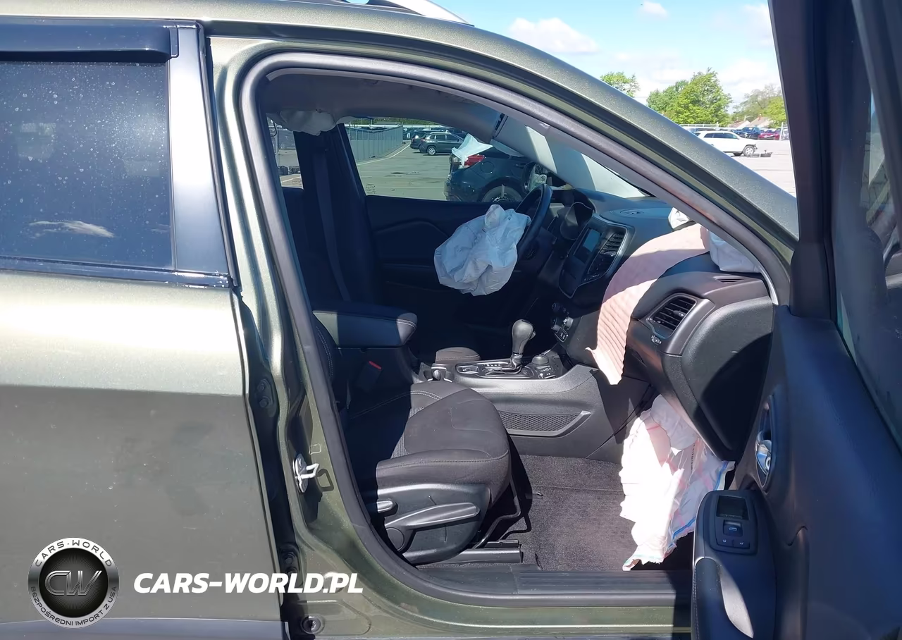 2019 Jeep Cherokee Latitude 4X4 VIN:1C4PJMCX5KD158857 - 5