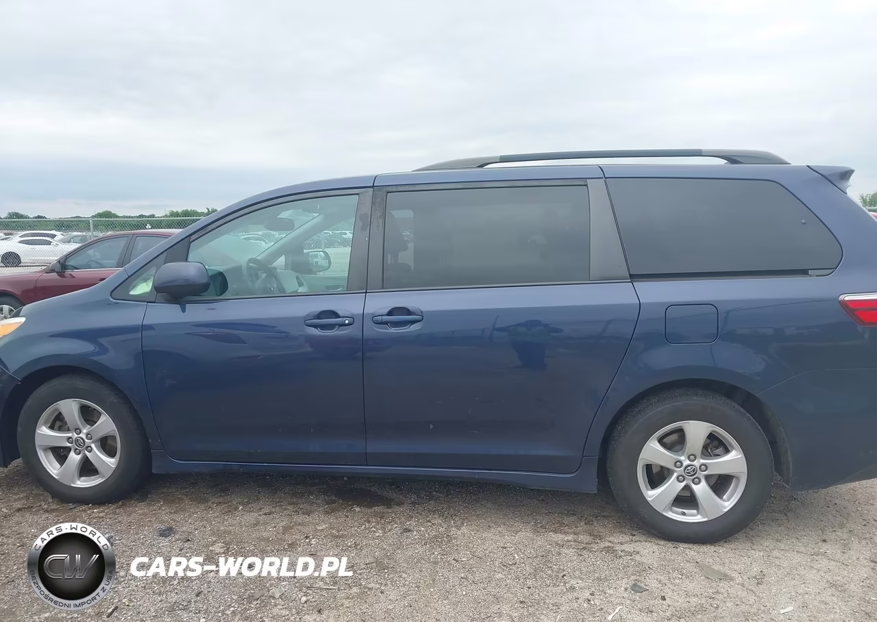 2019 Toyota Sienna Le 8 Passenger VIN:5TDKZ3DC2KS998656 - 14