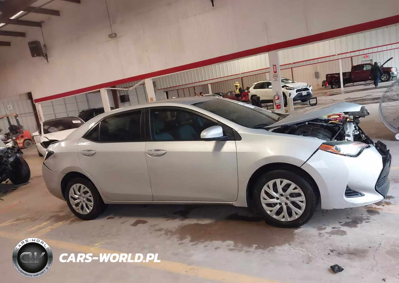 2018 Toyota Corolla Le VIN:5YFBURHEXJP825732 - 13