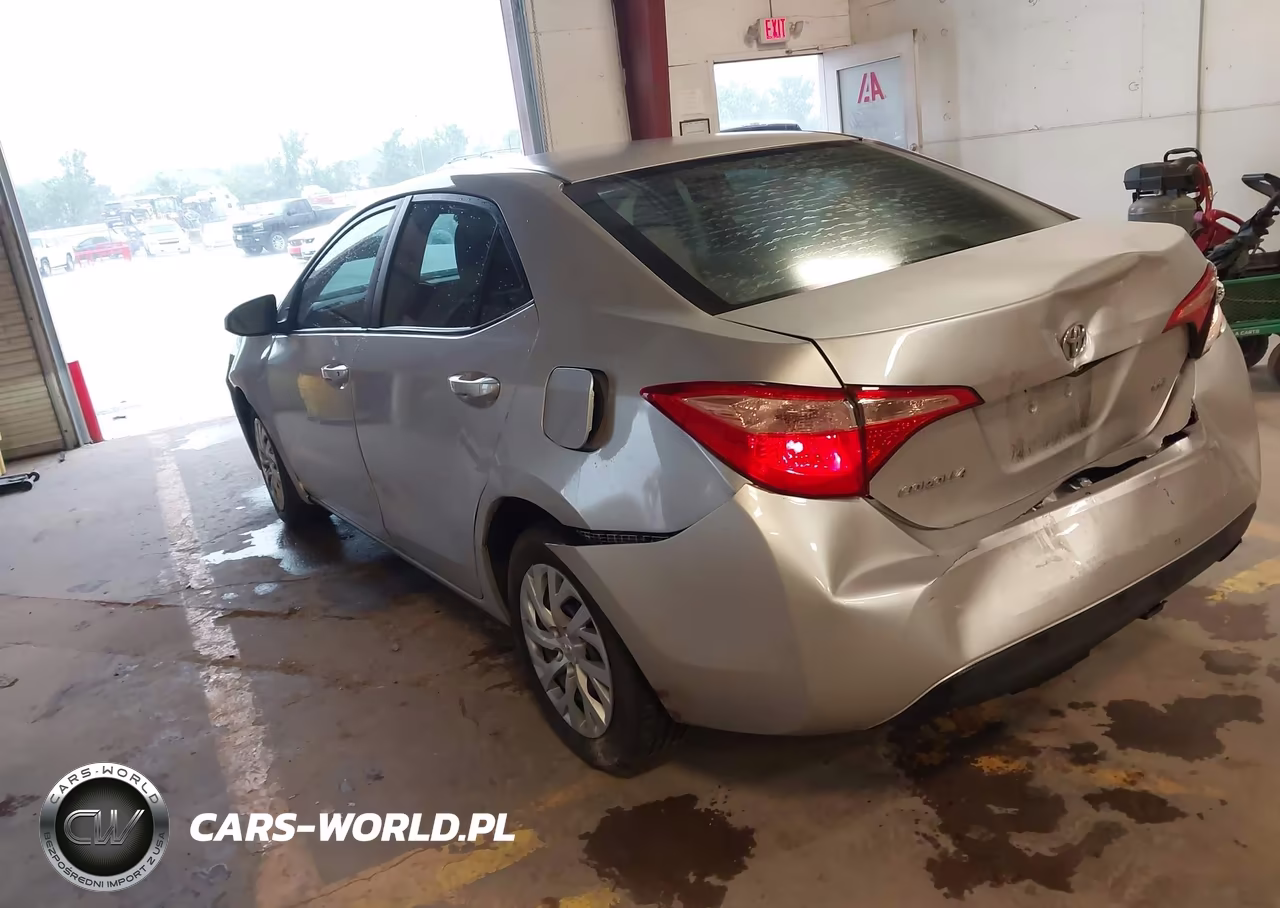 2018 Toyota Corolla Le VIN:5YFBURHEXJP825732 - 3