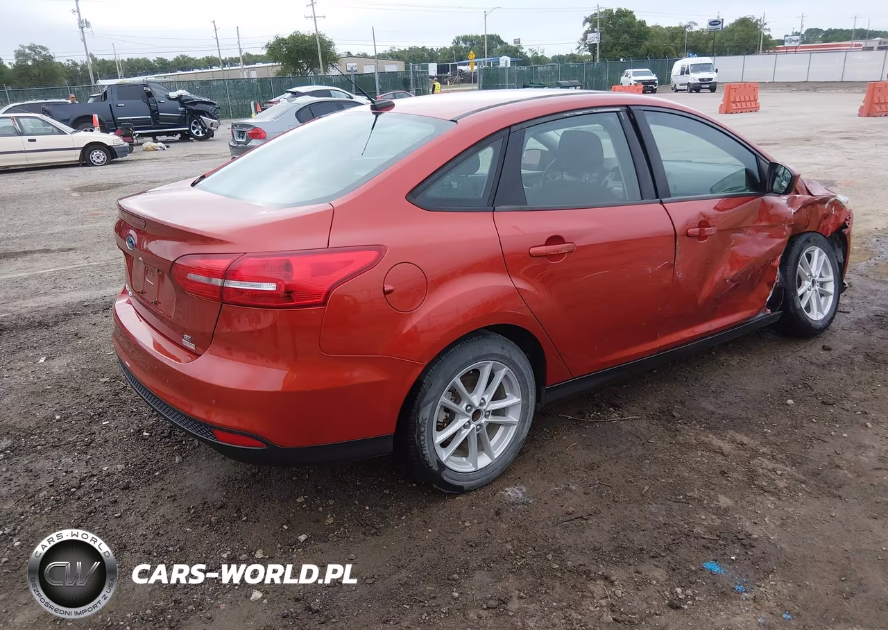 2018 Ford Focus Se VIN:1FADP3FE3JL269908 - 4