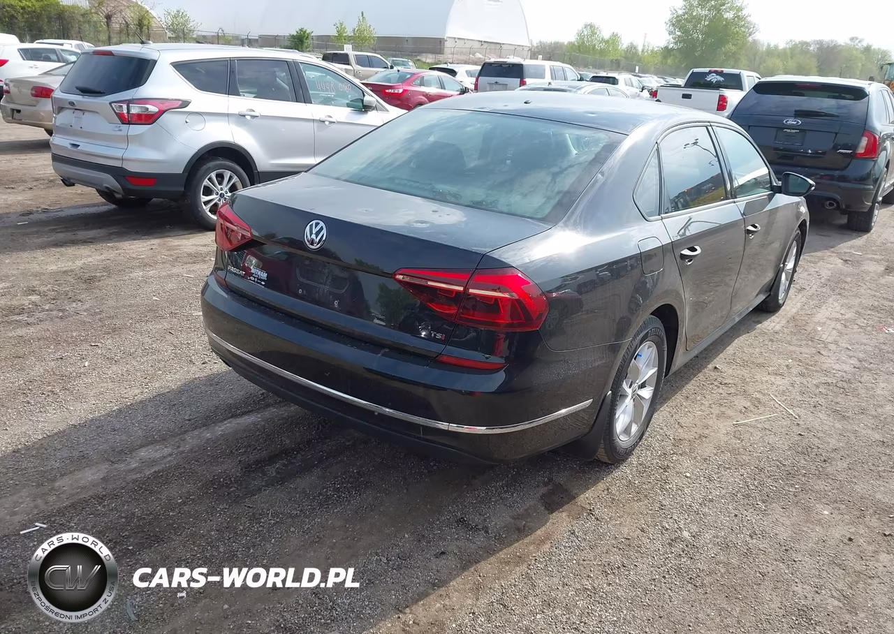 2018 Volkswagen Passat 2.0T R-Line-2.0T S VIN:1VWAA7A38JC022134 - 4