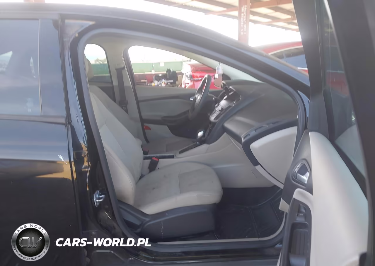 2018 Ford Focus Se VIN:1FADP3F24JL205365 - 5
