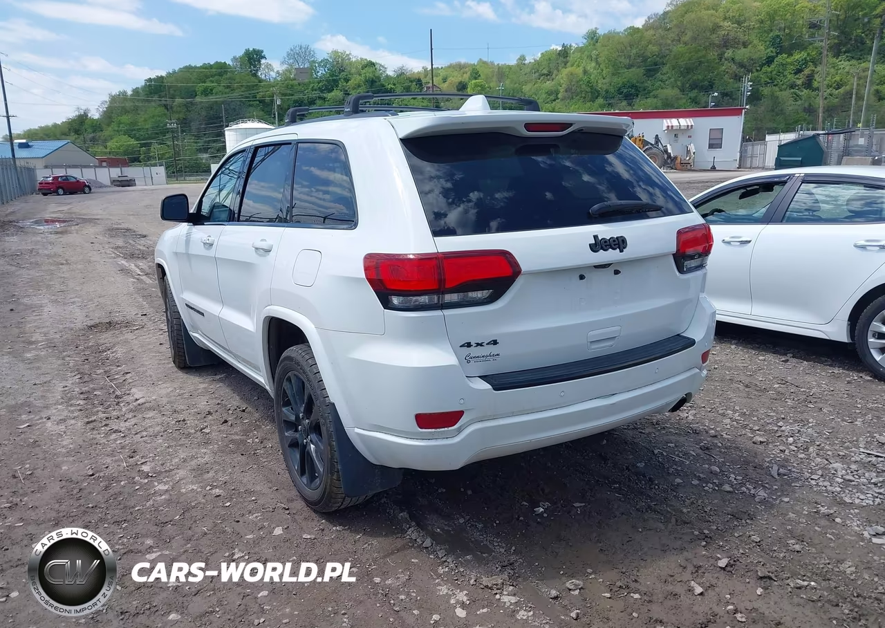 2017 Jeep Grand Cherokee Altitude 4X4 VIN:1C4RJFAG5HC700349 - 3