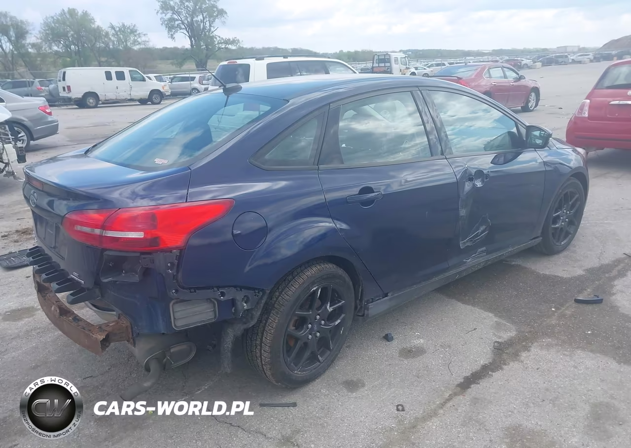 2016 Ford Focus Se VIN:1FADP3F28GL359294 - 4